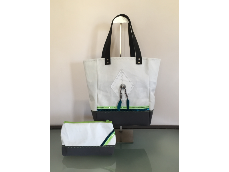 MINI SAC FOND BLEU CANARD GALONSEQUINS TURQUOISE ET VERT PLUME BLEU CANARD MINI SAC FOND BLEU CANARD GALONSEQUINS TURQUOISE ET VERT PLUME BLEU CANARD