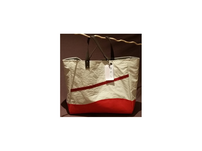 PETIT SAC DE PLAGE FOND ROUGE BANDE PAILLETTES ANSES CUIR ET MANILLES PETIT SAC DE PLAGE FOND ROUGE BANDE PAILLETTES ANSES CUIR ET MANILLES