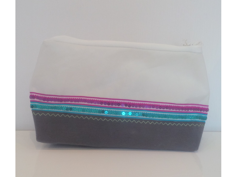 POCHETTE FOND ANTHRACITE GALON SEQUINS TURQUOISE ET FUSHIA POCHETTE FOND ANTHRACITE GALON SEQUINS TURQUOISE ET FUSHIA