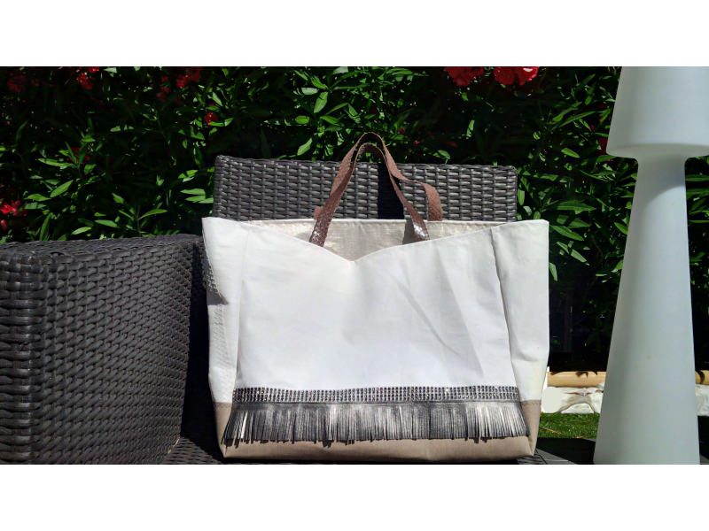 PETIT SAC DE PLAGE FOND BACHE MARRON GLACE FRANGES SIMILI CUIR ET STRASS PETIT SAC DE PLAGE FOND BACHE MARRON GLACE FRANGES SIMILI CUIR ET STRASS