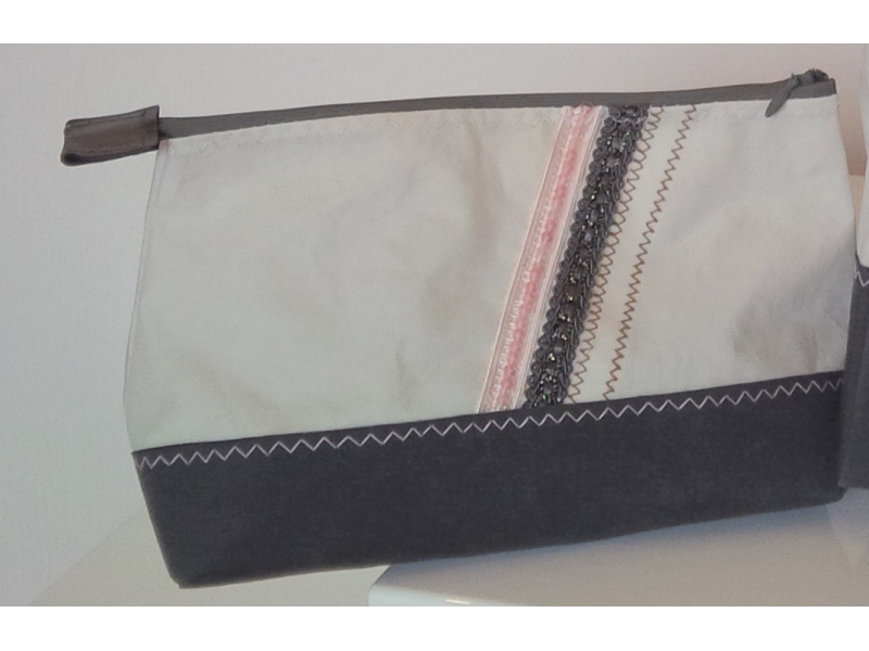 POCHETTE FOND marine scintillant galon fourrure marine et galon argent POCHETTE FOND marine scintillant galon fourrure marine et galon argent