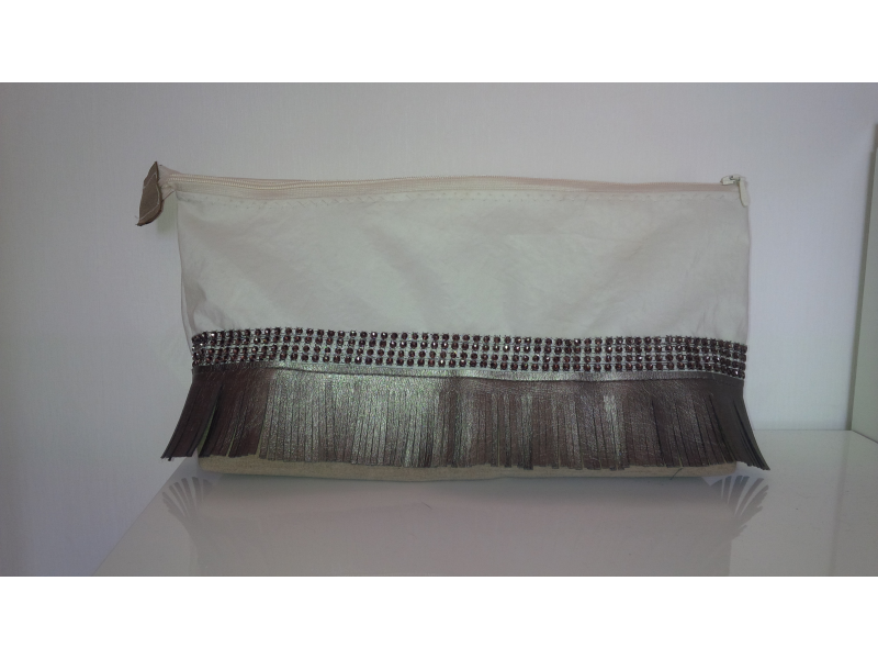 TROUSSE DE TOILETTE FOND MARRON GLACE STRASS ET FRANGES SIMILI CUIR TROUSSE DE TOILETTE FOND MARRON GLACE STRASS ET FRANGES SIMILI CUIR