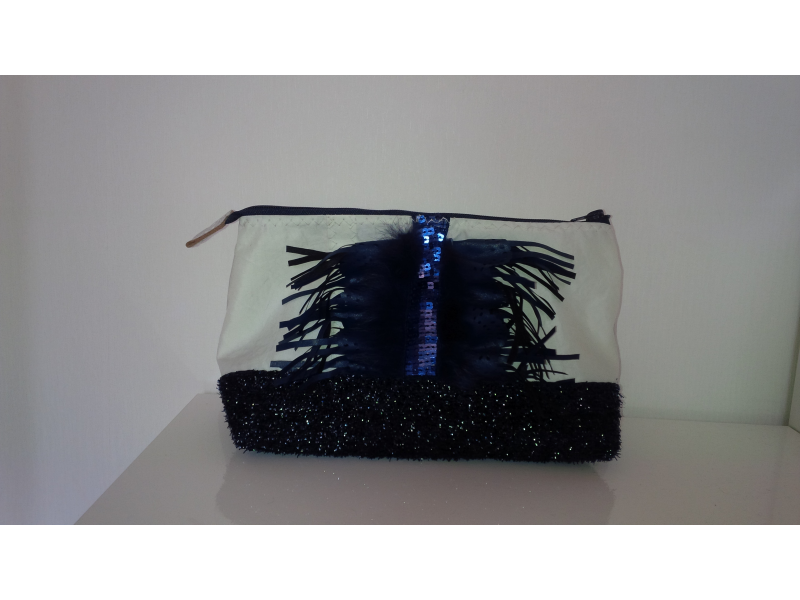 POCHETTE FOND MARINE SCINTILLANT GALON FOURRURE MARINE ET GALON SEQUINS MARINE POCHETTE FOND MARINE SCINTILLANT GALON FOURRURE MARINE ET GALON SEQUINS MARINE