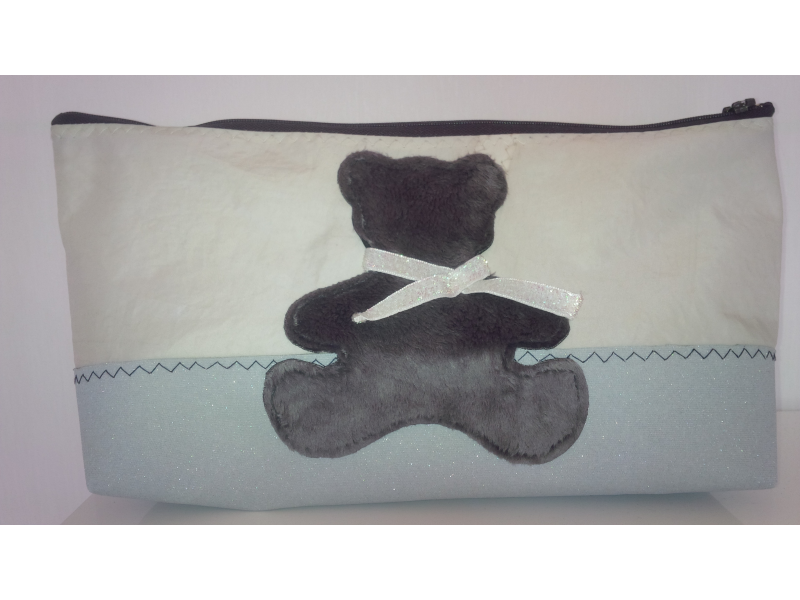 TROUSSE DE TOILETTE FOND ARGENT OURSON PELUCHE BLEU TROUSSE DE TOILETTE FOND ARGENT OURSON PELUCHE BLEU
