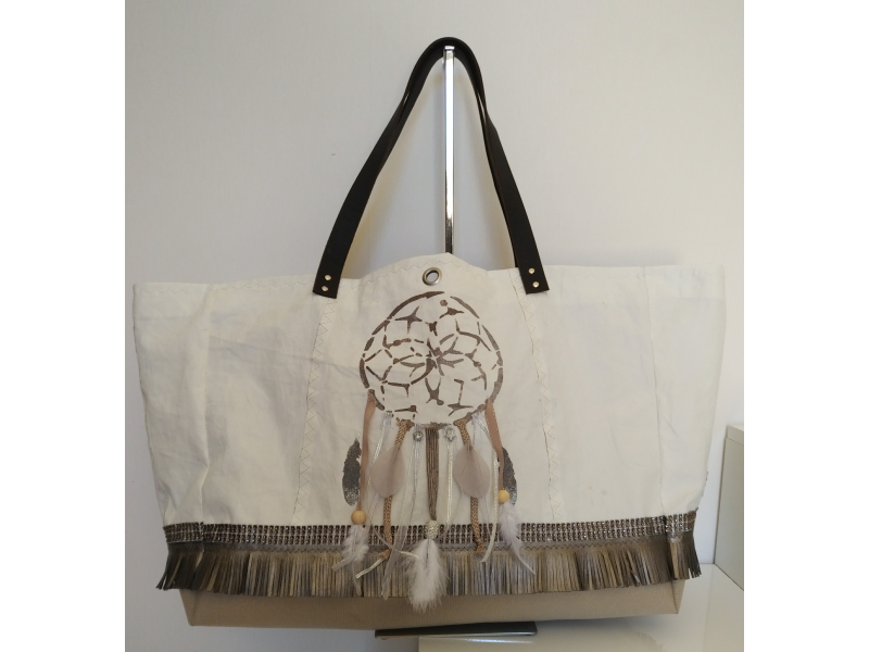 SAC DE PLAGE FOND SABLE SIMILI PEINTURE PERLES ET PLUMES SAC DE PLAGE FOND SABLE SIMILI PEINTURE PERLES ET PLUMES