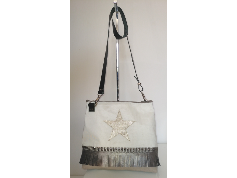 BESACE CONVERTIBLE EN PORTE EPAULE FOND SABLE FRANGES SIMILI MORDORE ETOILE CUIR BESACE CONVERTIBLE EN PORTE EPAULE FOND SABLE FRANGES SIMILI MORDORE ETOILE CUIR