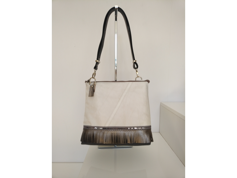 BESACE CONVERTIBLE EN PORTE EPAULE FOND ANTHRACITE FRANGES SIMILI MORDORE GALON SEQUINS BESACE CONVERTIBLE EN PORTE EPAULE FOND ANTHRACITE FRANGES SIMILI MORDORE GALON SEQUINS