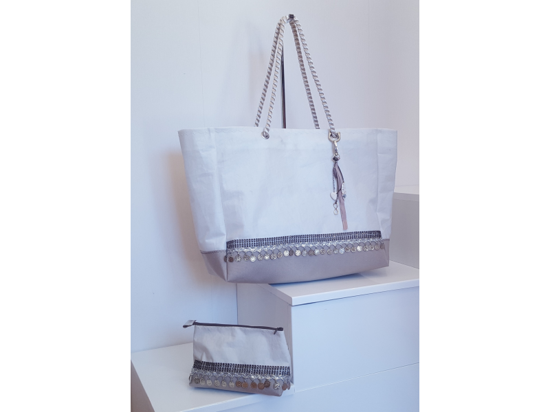 PETIT SAC DE PLAGE FOND SABLE GALON MEDAILLES METAL PEINTURE BIJOU PETIT SAC DE PLAGE FOND SABLE GALON MEDAILLES METAL PEINTURE BIJOU