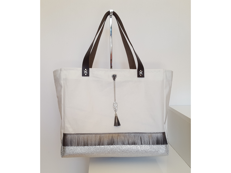 SAC FOND SIMILI ARGENT FRANGES MORDORE BIJOU CHAINETTE SAC FOND SIMILI ARGENT FRANGES MORDORE BIJOU CHAINETTE