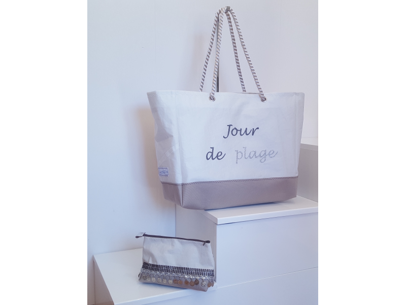 PETIT SAC DE PLAGE FOND SABLE GALON MEDAILLES METAL PEINTURE BIJOU PETIT SAC DE PLAGE FOND SABLE GALON MEDAILLES METAL PEINTURE BIJOU