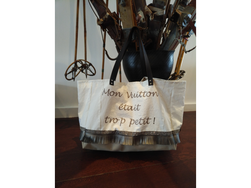 SAC DE PLAGE FOND SABLE SIMILI PEINTURE PERLES ET PLUMES SAC DE PLAGE FOND SABLE SIMILI PEINTURE PERLES ET PLUMES