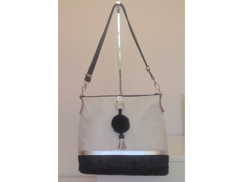 BESACE CONVERTIBLE EN PORTE EPAULE FOND CUIR PRESSE FACON CROCO CUIR ARGENT POMPON FOURRURE BESACE CONVERTIBLE EN PORTE EPAULE FOND CUIR PRESSE FACON CROCO CUIR ARGENT POMPON FOURRURE