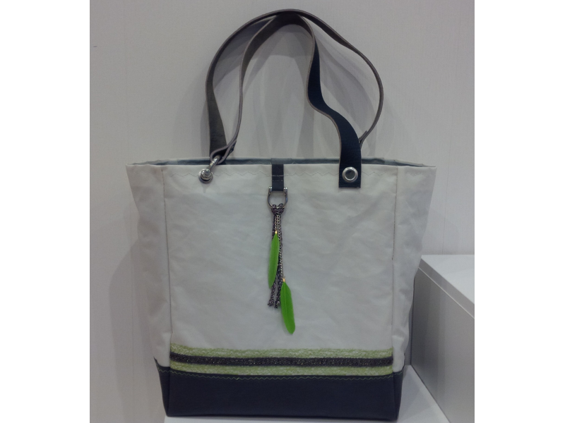 MINI SAC FOND ANTHRACITE GALON RESILLE VERTE BIJOU CHAINETTE ET PLUMES MINI SAC FOND ANTHRACITE GALON RESILLE VERTE BIJOU CHAINETTE ET PLUMES