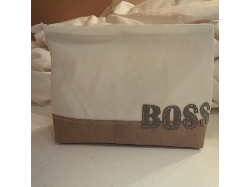 TROUSSE DE TOILETTE FOND MARRON GLACE APPLIQUE TAUPE TROUSSE DE TOILETTE FOND MARRON GLACE APPLIQUE TAUPE